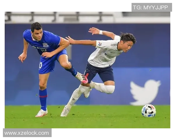 足球明星手中握着的梦想纸条揭示了他们背后的奋斗与坚持